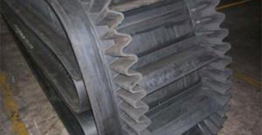 Large angle conveyor belt